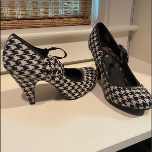 Rocket Dog Mary Jane’s wool Houndstooth print with cute rosette on the side.